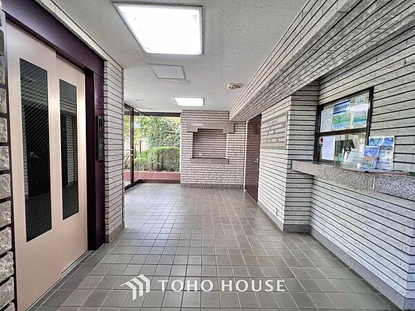 実際に生活する側に立って設計した工夫が要所要所に感じられる、きめ細やかさが魅力の邸宅。お客様が求める本当の住み心地を追求し、快適な暮らしのためのひと手間と工夫を惜しみなく注ぎ込んだこだわりの住まいです