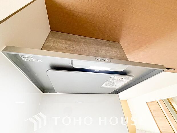 「スリム型レンジフード」昨今主流のスリムタイプレンジフード。スマートな造りで空間を圧迫しないので、キッチンにより広さが生まれます。シンプルな構造のためお手入れも簡単で、ひっかけ収納を吊るすことも◎