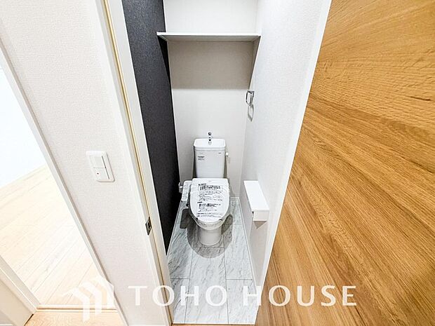 トイレはウォシュレット機能付きの最新タイプ。ご家族だけでなく来客やご友人も使うので、いつも清潔を保てるように配慮しなければならない場所。見た目から清潔感あるホワイトを基調にデザインされました。