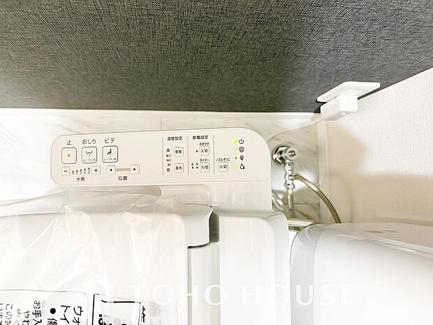 温水で洗浄でき、肌への負担を軽減できる温水洗浄機能付きトイレ。便座を温かく設定すれば冷たくてヒヤッとすることもカバーを用意する必要もありません。汚れたときにはサッと拭けて常に清潔を保てます。