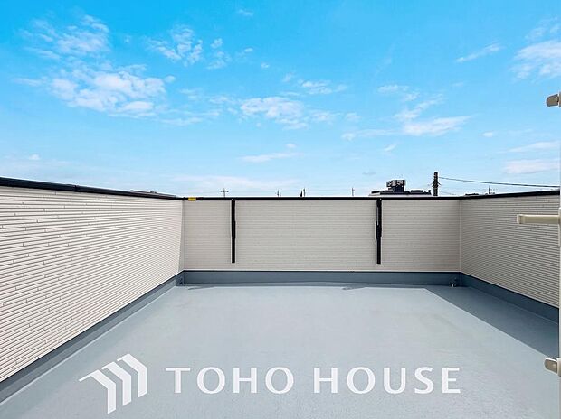 青空独り占めの屋上バルコニー。都市部では確保が難しいお庭を屋上に移動させることで、高い塀が目隠しになった贅沢なプライベート空間をご用意。セカンドリビングとしても、ご家族でゆっくりお寛ぎいただけます。