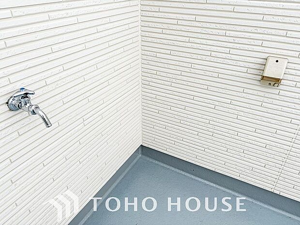 「バルコニー水柱」屋上バルコニーには水柱がご用意されました。蛇口に高さがあるのでガーデニングやお掃除の際に活躍するだけでなく、お子様の水遊びにも最適です。