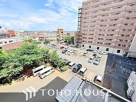 マンションの敷地内に駐車場がご用意されております。お部屋から駐車場までの動線・駐車場から道路までの道程もしっかりご案内いたします!空き状況や料金なども、担当者へお気軽にお問い合わせください。
