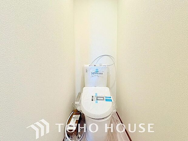 トイレはウォシュレット機能付きの最新タイプ。ご家族だけでなく来客やご友人も使うので、いつも清潔を保てるように配慮しなければならない場所。見た目から清潔感あるホワイトを基調にデザインされました。