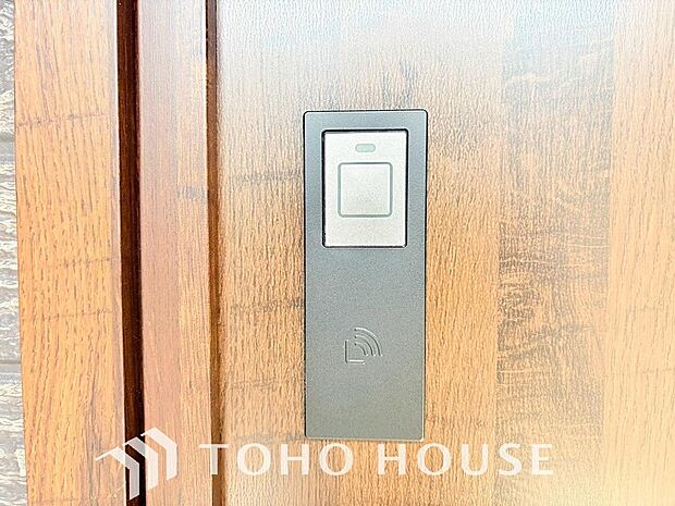 玄関ドアにスマートキーを完備。合鍵防止・オートロック設定等の防犯性の高さをはじめ、お荷物が多い際や暗がりでもスムーズ開錠。最近では補助錠として鍵穴のない電子錠を選ぶ方も増えています。