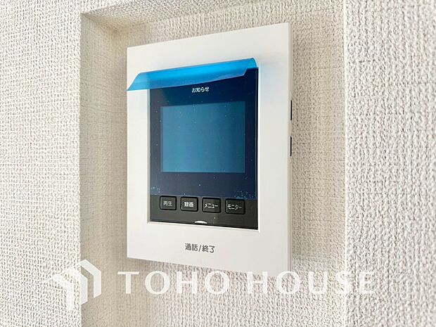 「見える安心」を実現するTVモニター付きインターホンを設置。来訪者の顔を室内から一目で確認できるため、防犯性が高く、お子様の留守番時も安心です。家族の安全を守る確かな配慮を、ぜひ現地でお確かめ下さい。