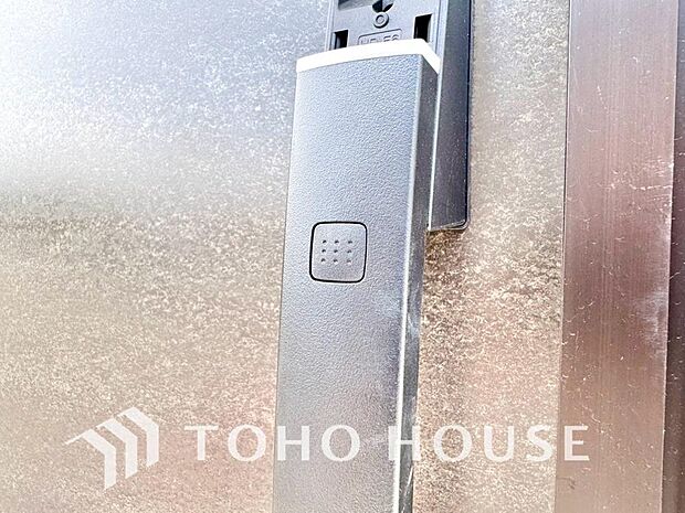 ボタンひとつで鍵の施錠・解錠が出来る設備。防犯対策への意識が高まっている最近では、補助錠として鍵穴のない電子錠を選ぶ方も増えています。