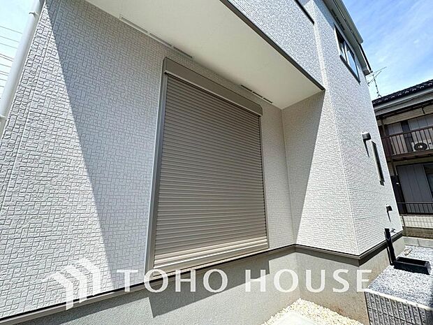 空き巣などの侵入を防ぎ、防犯性を高める一戸建ての防犯シャッター。台風や突風時の飛来物から窓ガラスを守る防災効果もです。遮音性や遮光性にもめて優れ夜間も安心して眠れる快適で安全な住まいを叶えます。