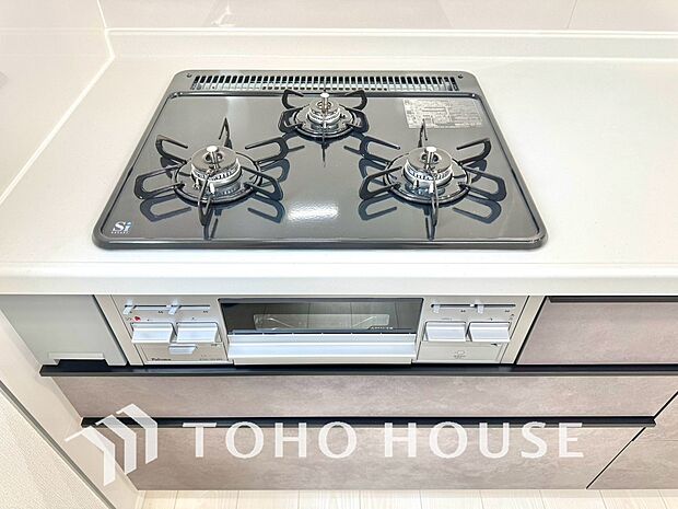 一度に複数のお料理を並行して作れる、便利な3口コンロを採用。毎日のキッチンタイムを大幅に効率化し、忙しい時間帯の家事をサポートします。料理がもっと楽しくなる、機能的で使いやすい設備を現地でご覧下さい。