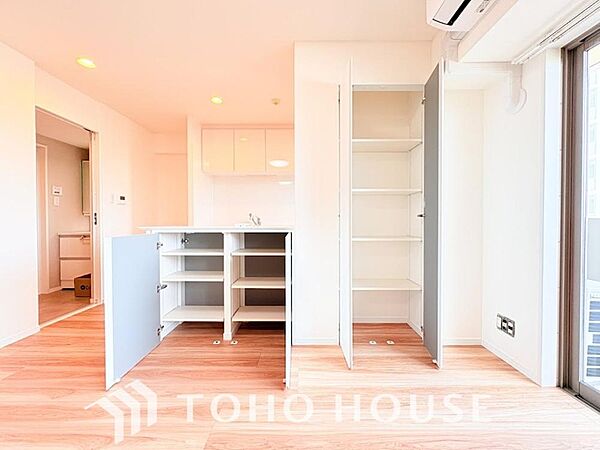 建物内部の収納には拘りました。共有部分に設けた収納。お荷物が多い方にも安心です。