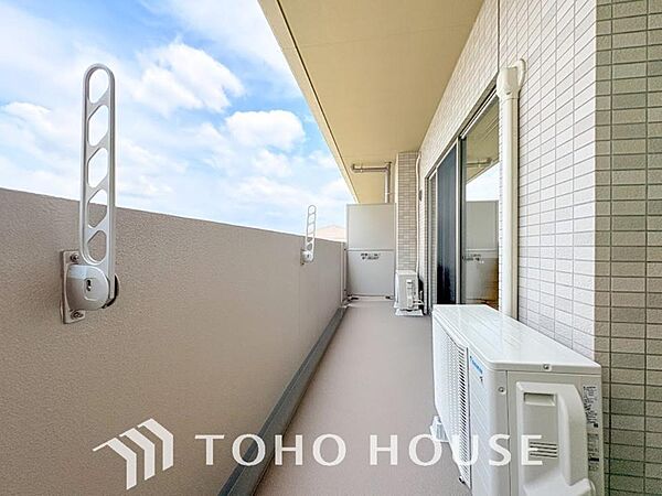頬をなでる優しい風を感じることが出来るバルコニー。つい深呼吸をしたくなる気持ちの良い眺望です。