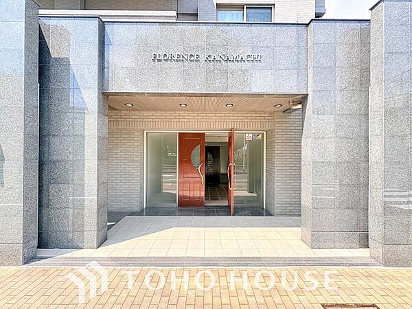 いくつかの種類の石と、木質系の素材が創出する雰囲気は、現代的な「和」の風情を感じさせます。