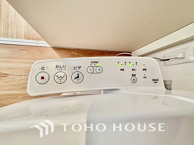 快適な温水洗浄便座(ウォシュレット)を完備。毎日使う場所だからこそ清潔でお手入れがしやすい衛生的な機能にこだわりました。冬場でも便座が温かく、季節を問わず誰もが心地よく使える嬉しい標準設備となります。