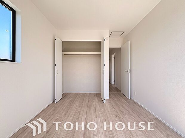 居室にはクローゼットを完備し、自由度の高い家具の配置が叶うシンプルな空間です。