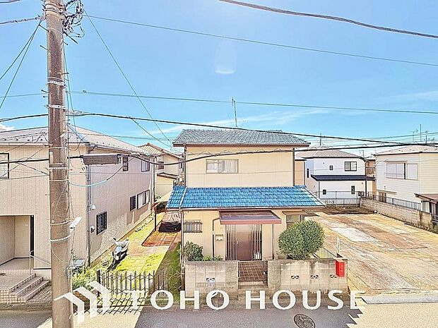 星空が地上に映りこむかのような夜景のきらめきまで、この街ならではの美しい風景の物語が室内に展開。