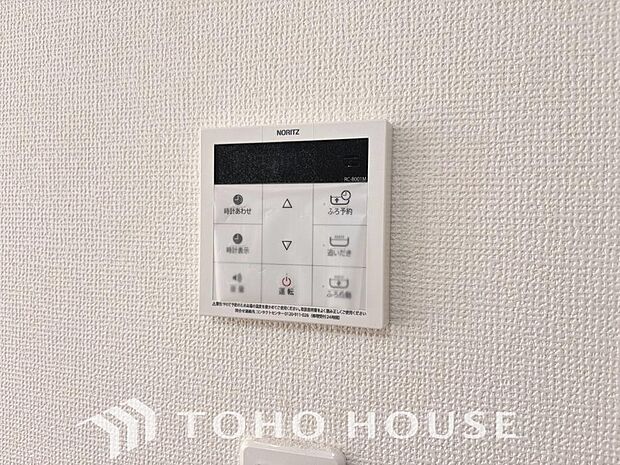 お風呂場と台所に操作リモコンがあり、キッチン近くにある給湯リモコンは、お料理の最中でもリビングで寛いでいるなかでもボタン一つで簡単に沸かせて便利ですね。