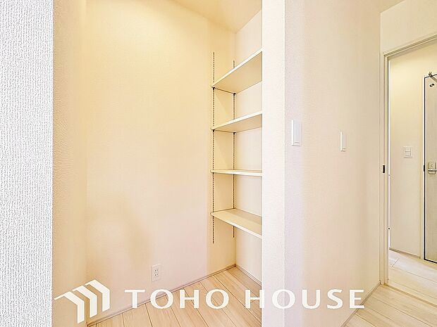 調理器具や調味料、買置きした日用品や食品等を収納できるように収納スペースを完備しております。散らかりがちなキッチン周りをすっきりと綺麗に保てるため、毎日の料理や後片付けがより快適でスムーズになります。