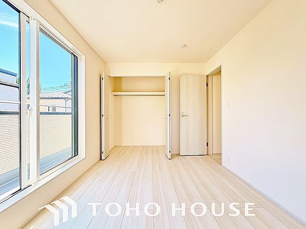 笑顔が溢れ、会話が弾む豊かな時を過ごすことができる空間で、お住まいになった幸せをかみしめてください。ゆとりある広さを誇るお部屋は、お気に入りの家具を自由に配置して、自分だけの快適な空間を創り出せます。
