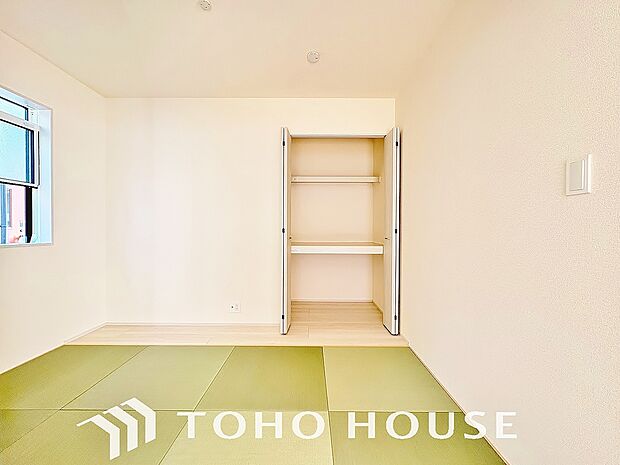 広々した開放感あるリビングの中にある癒しの和空間。家族団らんの場に和のテイストが自然にマッチ。ゴロゴロと横になってリラックスしたり、お子様の遊び場にしたりと、暮らしに豊かな彩りと寛ぎを添える空間です。