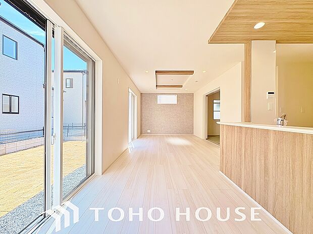 通風と採光に優れた心地よいリビング。窓辺に広がる街の賑わいと地域の息吹を感じながら、ゆったりと流れる贅沢な寛ぎのひとときをお過ごしいただけます。都市の利便性と豊かな居住性を高い次元で両立した空間です。
