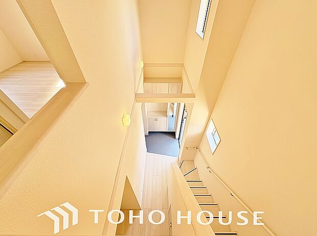 吹き抜けから降り注ぐ優しい光、開放感のある住空間をお届け致します。写真や図面だけでは伝わらない圧倒的な広がりと、心地よい風の通り抜けが魅力の邸宅です。ぜひ一度、ご自身の目で現地にて直接ご体感ください。