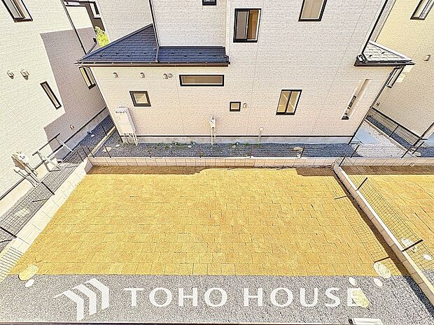 ここに住まう方々へ余すこと無く太陽の恵みを届けられるように、計画・設計されております。明るい陽射しが部屋の奥まで差し込み、毎日の暮らしを健やかに包み込みながら、家族の笑顔あふれる温かな空間を叶えます。