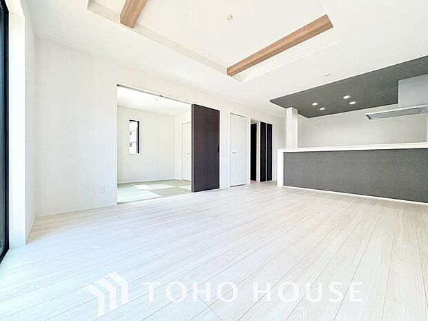 光が注がれる青い空から鮮やかに赤色にゆっくりと染まる。そんな優しい時間がここでは流れてゆく。