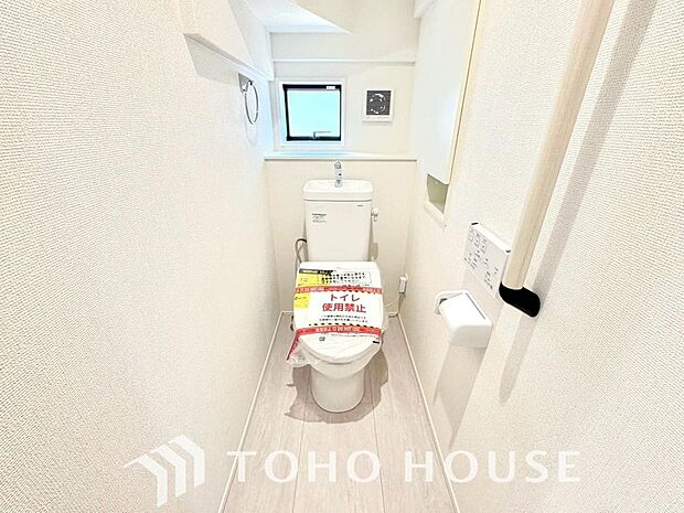 十分な広さと清潔感のあるカラーで纏まったおトイレ。時間に余裕とゆとりを持たせます。
