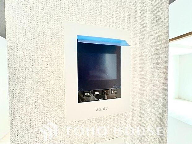 誰が来てもわかる様にモニター付きインターホンを設置。家事導線を考慮した個所に設置し、防犯性と利便性に優れ快適と安らぎを合わせた優しい設計。