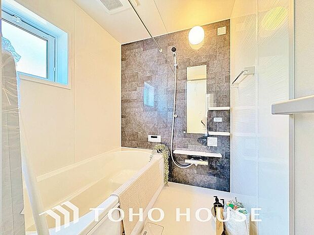 快適且つ清潔な空間を演出した浴室は一日の疲れを和らげ、心も体もオフになる時間を楽しむことができます。広々とした大きな浴槽が備わっており、毎日のバスタイムをより一層贅沢で心地よい時間へと変えてくれます。