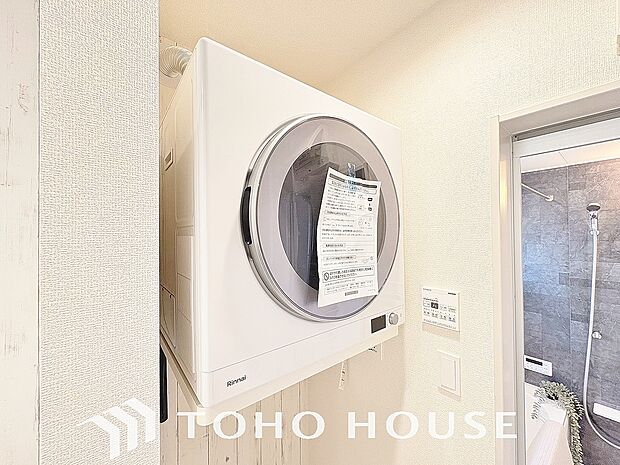 乾太くんはガス式衣類乾燥機で素早く乾燥でき、時間短縮に便利な設備です。ガスのパワフルな温風で繊維を根元から立たせるため、天日干し以上にふっくらと仕上がり毎日の面倒な洗濯物干しの負担を劇的に軽減します。