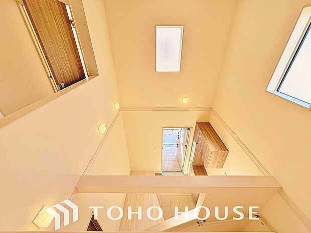 吹き抜けから降り注ぐ優しい光、開放感のある住空間をお届け致します。写真や図面だけでは伝わらない圧倒的な広がりと、心地よい風の通り抜けが魅力の邸宅です。ぜひ一度、ご自身の目で現地にて直接ご体感ください。