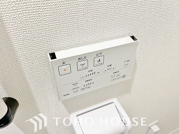 快適な温水洗浄便座（ウォシュレット）を完備。毎日使う場所だからこそ清潔でお手入れがしやすい衛生的な機能にこだわりました。冬場でも便座が温かく、季節を問わず誰もが心地よく使える嬉しい標準設備となります。