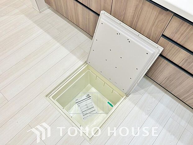 キッチン下部に設けた床下収納は、缶詰のストックや非常食、梅酒や味噌などの保存食入れとしての他、卓上プレートや季節家電などの物を仕舞うことが出来る便利な収納。