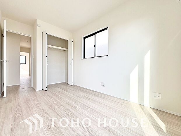 お子様の心と身体を見守る子供部屋。小さな自立心を育むお部屋作りを見越してぜひご覧ください。成長に合わせたレイアウト変更もしやすく、のびのびと過ごせる工夫が詰まった、家族の未来に寄り添う快適な空間です。