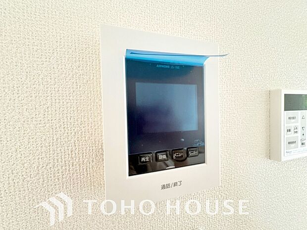「見える安心」をカタチにしました。誰が来てもわかる様に、モニター付きインターホンを設置。来訪者を映像で確認できるため防犯性に優れ、日々の暮らしに確かな安心感をプラスする、家族に優しい住まいの設備です。