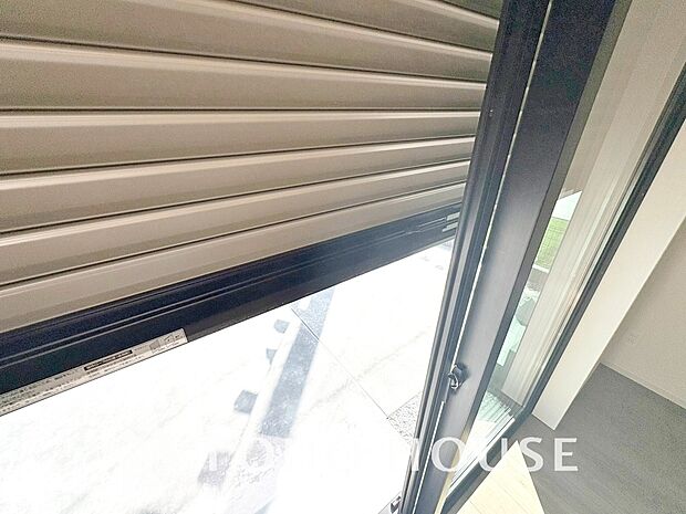 防犯面や非常時にも安心のシャッター雨戸を完備しました。住まいの防犯性と、快適性を高め、毎日の暮らしに大きな安心感をもたらします。軽い力でスムーズに開閉できるため、女性でもストレスなく、安全に扱えます。