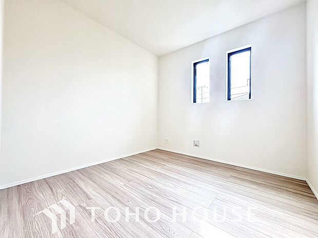 家具の配置がしやすい開放的な室内です。趣味の部屋としても十分な広さを確保しているため、自分好みの快適な空間作りを思いのままに楽しめます。毎日の暮らしをより豊かに彩ってくれる、自由度の高い間取りですね。