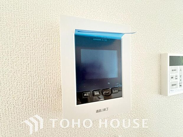 誰が来てもわかる様にモニター付きインターホンを設置。家事導線を考慮した個所に設置し、防犯性と利便性に優れ快適と安らぎを合わせた優しい設計。