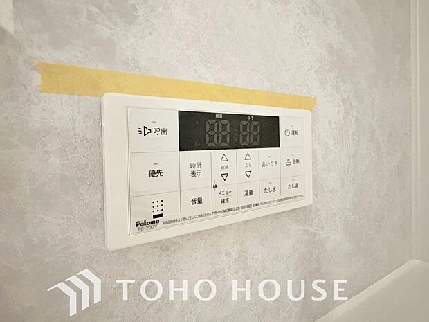 お風呂場と台所に操作リモコンがあり、キッチン近くにある給湯リモコンは、お料理の最中でもリビングで寛いでいるなかでもボタン一つで簡単に沸かせて便利ですね。