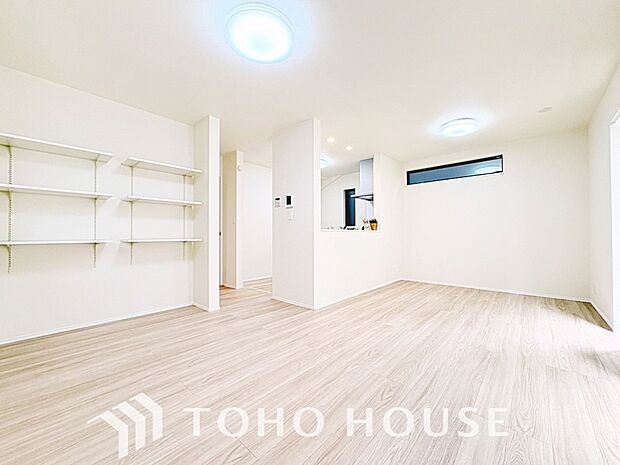 光が注がれる青い空から鮮やかに赤色にゆっくりと染まる。そんな優しい時間がここでは流れてゆく。