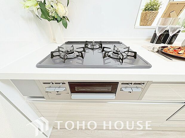一度に複数のお料理を並行して作れる、便利な3口コンロを採用。毎日のキッチンタイムを大幅に効率化し、忙しい時間帯の家事をサポートします。料理がもっと楽しくなる、機能的で使いやすい設備を現地でご覧下さい。