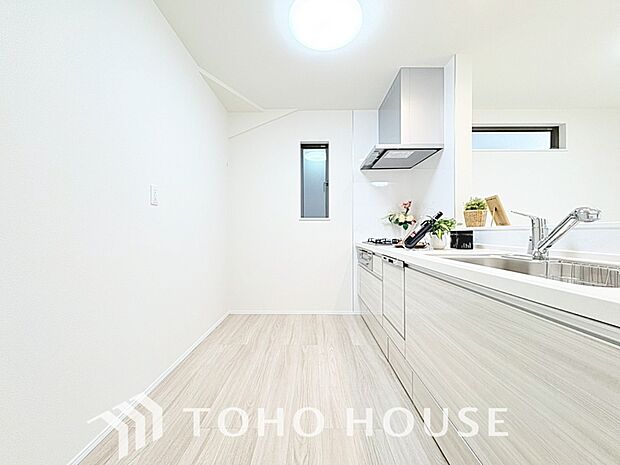 夫婦そろってキッチンに立っても調理がしやすく余裕の広さ。家事をしながら会話も弾みます。