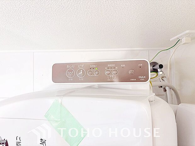 快適な温水洗浄便座（ウォシュレット）を完備。毎日使う場所だからこそ清潔でお手入れがしやすい衛生的な機能にこだわりました。冬場でも便座が温かく、季節を問わず誰もが心地よく使える嬉しい標準設備となります。