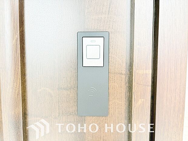 ICチップや、ボタンで鍵を施解錠できるスマートキーを搭載。荷物で手が塞がっていてもワンタッチでスムーズに開閉でき、毎日の出入りが快適です。防犯性も高いので、鍵の紛失リスクも軽減する先進の安心設備です。