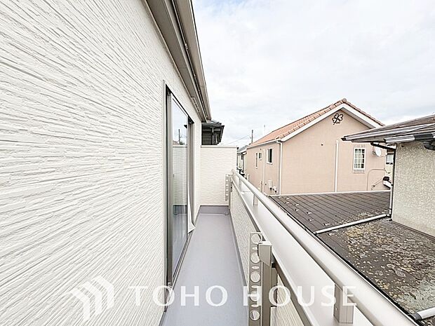 頬をなでる優しい風を感じることが出来るバルコニー。つい深呼吸をしたくなる気持ちの良い眺望です。