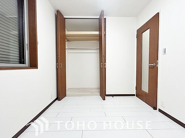 居室にはクローゼットを完備！すっきりと収納できるため、自由度の高い家具の配置が叶うシンプルな空間です。無駄のない間取りは模様替えもしやすく、自分好みの快適なお部屋作りをいつでも思う存分に満喫できます。