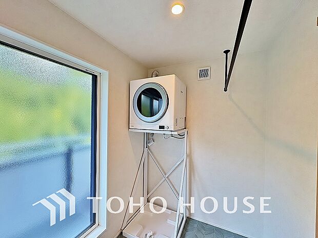 外干しの必要がない衣類乾燥機。外の埃や花粉が、お洗濯物に付着する心配がなく、アレルギー対策にも最適です。天候や、時間帯を気にせず、いつでも清潔かつふっくらと衣類を仕上げられる、暮らしの心強い味方です。