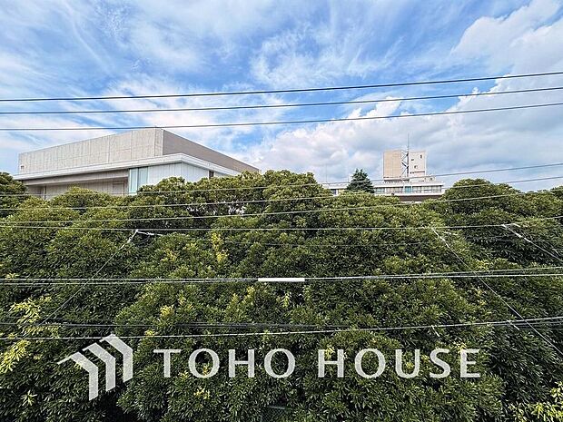 青空を感じられるバルコニーには、爽やかな風が吹き抜け、周辺には戸建住宅街の景色が広がります・・・。その豊かな眺望にふさわしい住空間には、通風と採光にも優れ、心地よい光と風があふれる設計となっています。