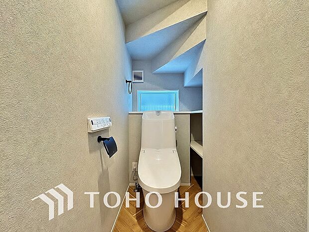 清潔な空間を保てるよう、お手入れのしやすさにもこだわり、汚れをサッと拭き取れる床材と壁紙を採用。快適な温水洗浄便座に加え、手洗い一体型のトイレはスペースの節約ができ、ゆったりとした空間が確保できます。